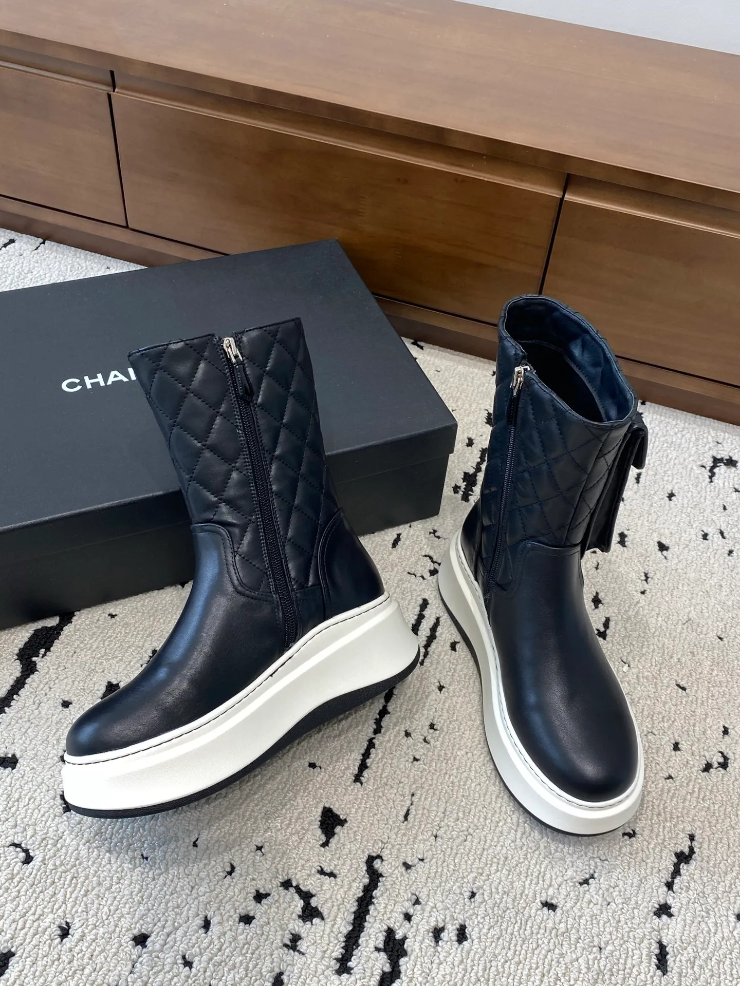 👟👟Ex-factory price 840👟👟 CHANEL 2025s autumn and winter series thick-soled high short boots, high and short are made of imported cowhide respectively, with an additional height of 5cm to show leg length. The boots follow Chanel's classic rhombus pattern, plus a small bag that can be opened to carry small things. Xiao Meimei especially likes it. This is a hot style created by Chanel this autumn and winter. With the traditional inner zipper, it is easy to put on the feet and super comfortable. It is a must-have for this autumn and winter. Upper material: imported cowhide with rhombus microfiber, washed denim ❤︎ Consistently authentic ❤︎ Outsole: original Italian TPU foam outsole Number of yards: 35-40 (40 is custom-made, non-refundable and non-exchangeable) Buy now👉 Buy now👉